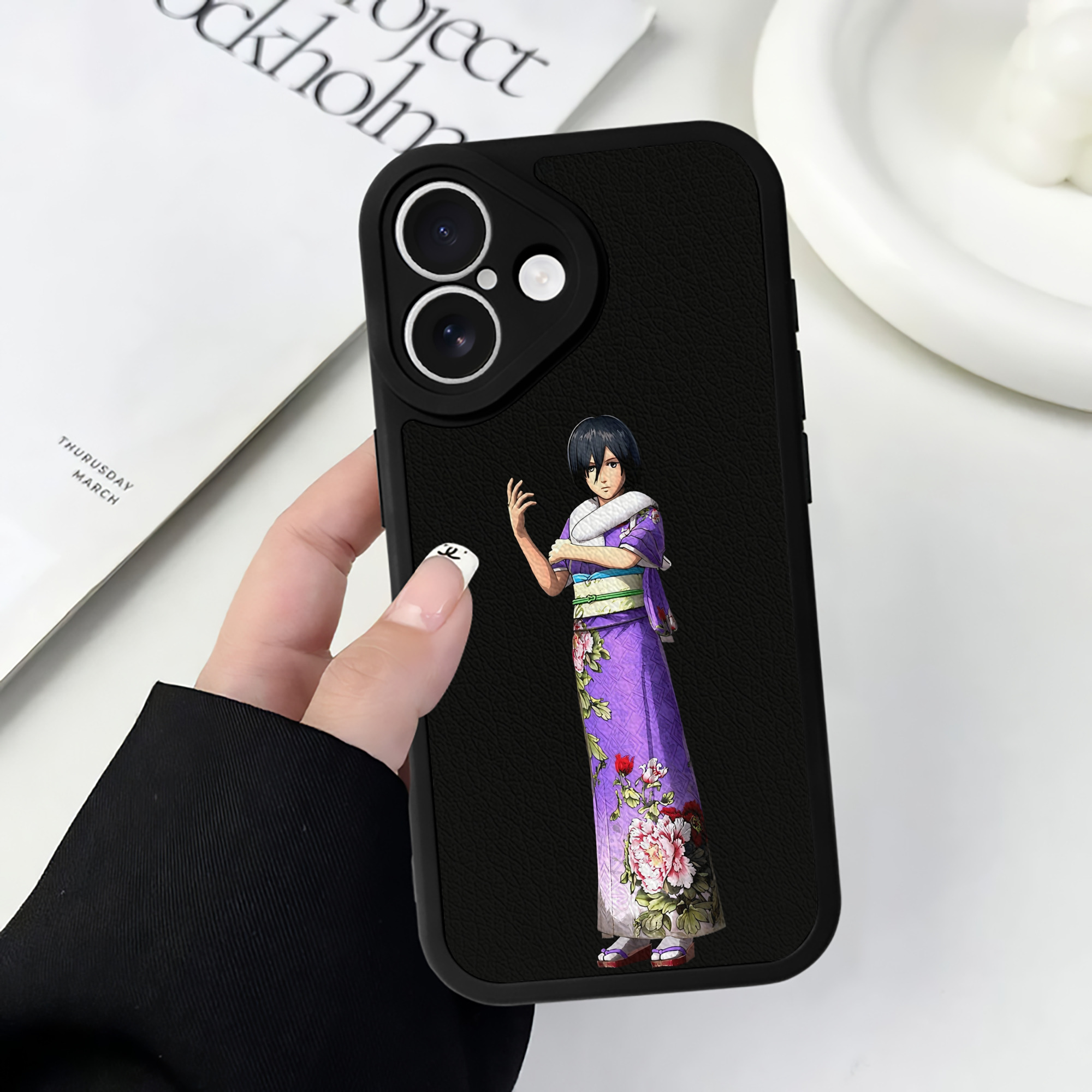 （画像用） 進撃の巨人 ミカサ·アッカーマン Attack on Titan Mikasa Ackerman 【iPhone 16シリーズ対応】シリコンスマホケース（レザー調） 材質：シリコン
